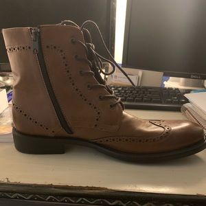 Wing tip Boots